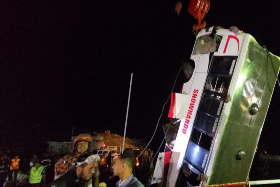 রাজবাড়ীর দৌলতদিয়া ঘাটে ফেরিতে উঠতে গিয়ে পদ্মায় ডুবে যাওয়া যাত্রীবাহী বাস।