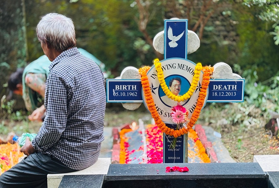 ওল সোলস ডেতে, শ্রদ্ধা জানাতে আসা মৃতের আপনজন, খ্রিস্টান কবরস্থান, নারিন্দা।